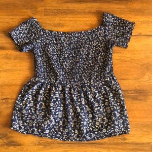 Old Navy Blue and White flower 🌸smocked top size M